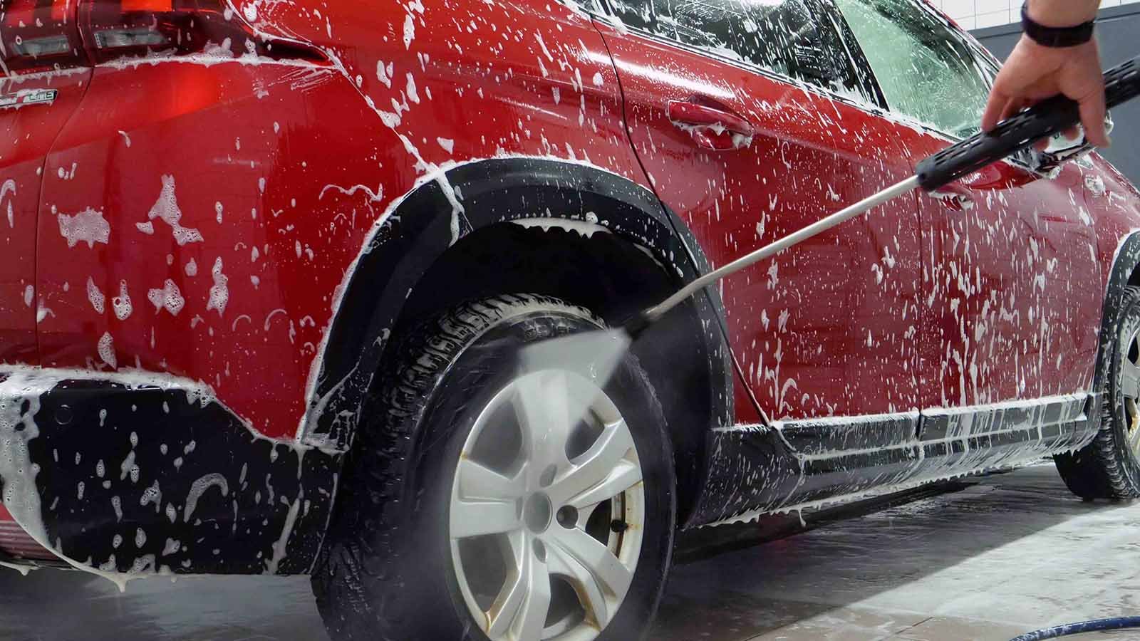 Vask-bil-svampvask-høytrykksspyling